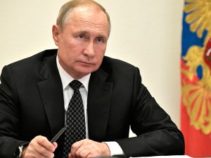 В Омске к приезду Путина "красят" траву, прячут уродства за баннерами и задерживают сторонников Навального (ФОТО)