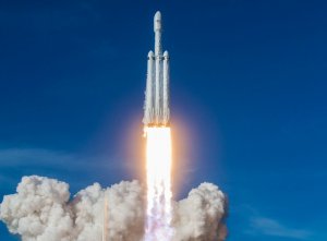 SpaceX впервые повторно использует обтекатель ракеты для запуска спутников Starlink
