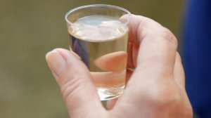 Американские ученые научились производить водку из воздуха (Секрет кроется в том, что с помощью электричества углерод превращается в этанол)