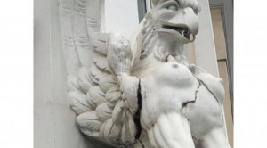 Во Владивостоке разрушаются знаменитые грифоны на историческом здании