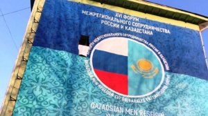 В Омске к приезду Путина завесили баннером окна жилого дома. Один из местных жителей прорезал дыру в баннере, чтобы свет попадал в квартиру