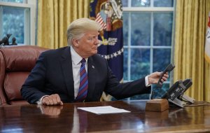Белый дом обнародовал стенограмму первого телефонного разговора Трампа с Зеленским  (В общей сложности документ занимает примерно две страницы)