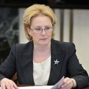 «Держится за кресло». Скворцову обвинили в «традиционной» лжи про зарплаты врачей