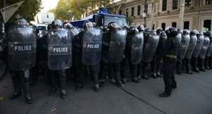 В Тбилиси спецназ начал разгонять протестующих