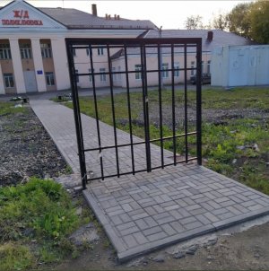 В Череповце около поликлиники установили ворота без забора. Каждый вечер сторож запирает их на замок