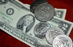 Доллар остается устойчивым против большинства основных конкурентов