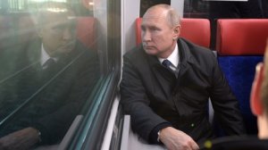 Пока Владимир Путин катался на Московском метро, под платформой прятались люди с собаками