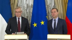 Медведев заявил, что РФ не будет первой отменять контрсанкции