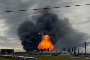 Второй мощный взрыв прогремел на химзаводе в Техасе