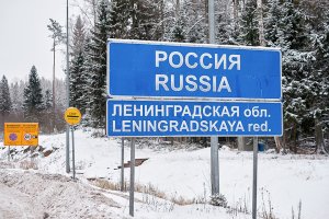 Петербуржец выстроил бутафорскую границу с Финляндией, чтобы заработать на нелегалах  (Мужчина повел мигрантов из Азии выборгскими лесами, но попался в руки правосудия)