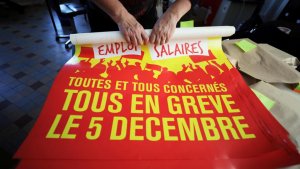 Во Франции началась национальная забастовка против пенсионной реформ