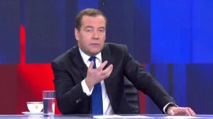 «Не можем позволить себе подставиться»: Хазин рассказал, кто не даст Медведеву убрать Силуанова и Набиуллину