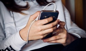 [пятничное] Исследователи предупреждают: смартфон может сломать нос