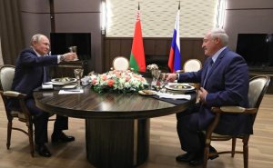 Путин подарил Лукашенко самовар, тот ему — сало. Дорожные карты не подписали, а договорились о новой встрече