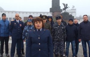 Сотрудники ФСИН в Петербурге приняли участие в акции «Бездомный полк». Людей выселяют из жилья без предоставления другого. Госслужащие обратились с просьбой к Путину