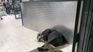 Ночующий под люком на теплосетях брянский бомж стал повелителем крыс
