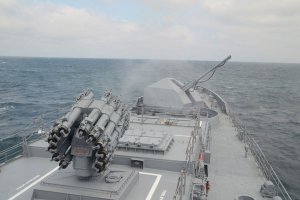 Экипаж фрегата «Адмирал Эссен» выполнил стрельбы по морской и воздушным целям в Чёрном море