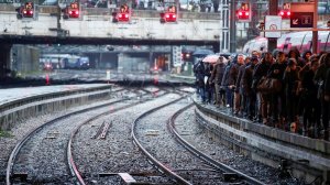 Во Франции из-за забастовки против пенсионной реформы отменено большинство поездов