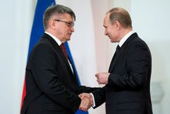 Кадыров обвинил Сокурова в разжигании розни из-за сомнений вокруг его звания Героя России
