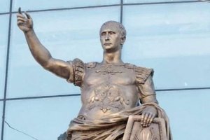 «Октавиан Август Владимирович». В Санкт-Петербурге установили статую римского императора с лицом Путина