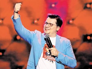 [пятничное] Критикуют не шутя: молодые юмористы высмеивают российскую власть, ТВ – подтягивается
