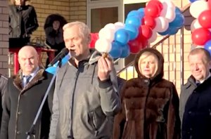 «Он им пригодится»: Булавинов на открытии школы подарил главе администрации и подрядчику вазелин