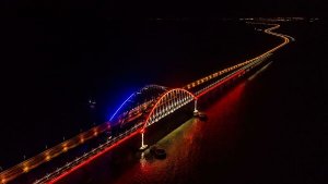 Арки Крымского моста подсветили цветами триколора