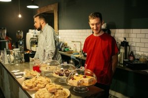 В Петербурге появилось первое в России кафе, где работают люди с ментальными нарушениями. Люди с особенностями развития психики и интеллекта получили престижные рабочие места