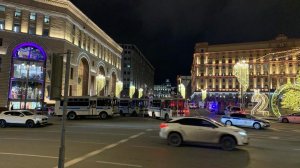 Навальный поиздевался над рискующими жизнями полицейскими с Лубянки. В Сети не выдержали и обозвали "штопанным презервативом"