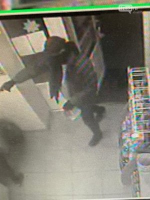 Вооруженный пистолетом налетчик забрал выручку из кассы АЗС в Ростове