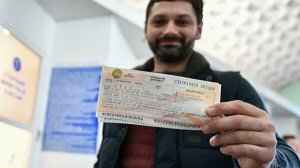 Пассажиры готовятся к посадке в поезд "Петербург — Севастополь"