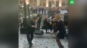 "Ударно работаем - ударно отдыхаем!": Мария Захарова устроила дикие танцы на корпоративе МИД России. Видео