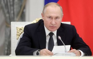 Путин разрешил вернуть курилки в аэропорты