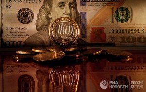 Bloomberg (США): спустя пять лет после обвала рубль стал убежищем от торговой войны