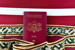 Детям в Латвии больше не будут предоставлять статус "неграждан"