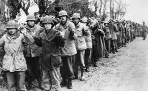 Арденны: Гитлер все же мало намотал на гусеницы американцев, если у послов США мозгов не хватает. Как поляки вместе с Вашингтоном пытаются объяснить русским, кто войну развязал