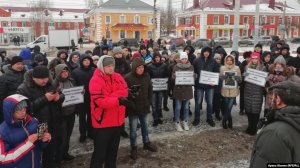 Жители Омска вышли на митинг, требуя разобраться в деле Дмитрия Федорова, найденного обезглавленным после жалобы на росгвардейцев