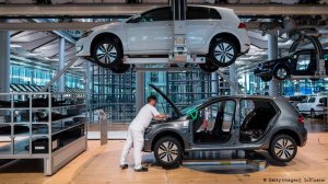 Выпуск легковых автомобилей в Германии упал до минимума за 22 года