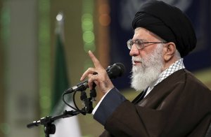 Верховный лидер Ирана аятолла Хаменеи назвал атаку на американские базы в Ираке, в результате которой погибли 80 военных, «пощечиной США», подчеркнув, что американские войска должны покинуть регион