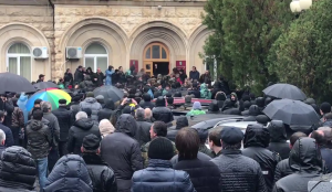 В здание администрации президента Абхазии прорвались протестующие