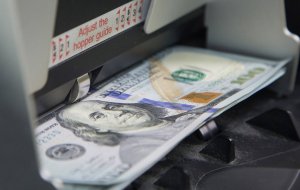 Курс доллара опустился ниже 61 рубля. В последний раз курс находился ниже этой отметки 22 мая 2018 года