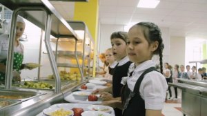 Путин поручил обеспечить бесплатным питанием всех школьников до 4 класса
