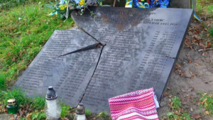 В Польше вандалы разбили мемориальную доску воинам УПА