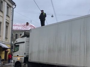 В Москве мужчина перекрыл фурой Бауманскую улицу и требует зарплату