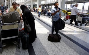 В аэропорте Бейрута (Ливан) задержали двух чеченцев с 10 чемоданами: в чемоданах нашли 200 млн. долларов общим весом 500 кг
