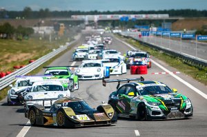 В Литве проводят гонки суперкаров на гражданских дорогах, с пит-стопами на обычных заправках (и оплатой счетов!)