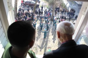 В Таджикистане военный оркест 201 военной базы дал концерт под окнами участника освобождения блокадного Ленинграда