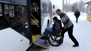 Деньги на ветер: Кировские водители низкопольного транспорта не умеют обращаться с предназначенными для инвалидов дорогостоящими механизмами