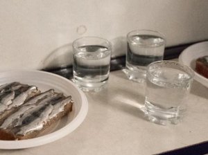[меньше 100 за 50] Поход по рюмочным показал, что Москве надоели понты: там, где цена стопки водки переваливает за 100 рублей, душевность и атмосфера братства улетучиваются