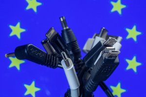 Европарламент проголосовал за резолюцию о введении единого разъема для зарядки телефонов
